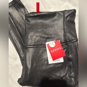 SPANX
BRAND NEW WITH TAGS black Faux leather
BNWT
SIZE LARGE PETITE